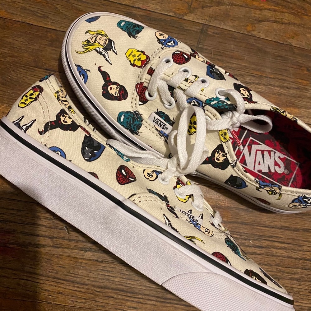BRAND NEW Marvel Vans size 7 limited edition